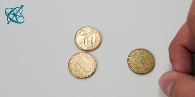 Ciênsação experimento mão na massa para sala de aula: Bilhar com moedas ( física, mecânica, colisões elásticas, energia cinética)